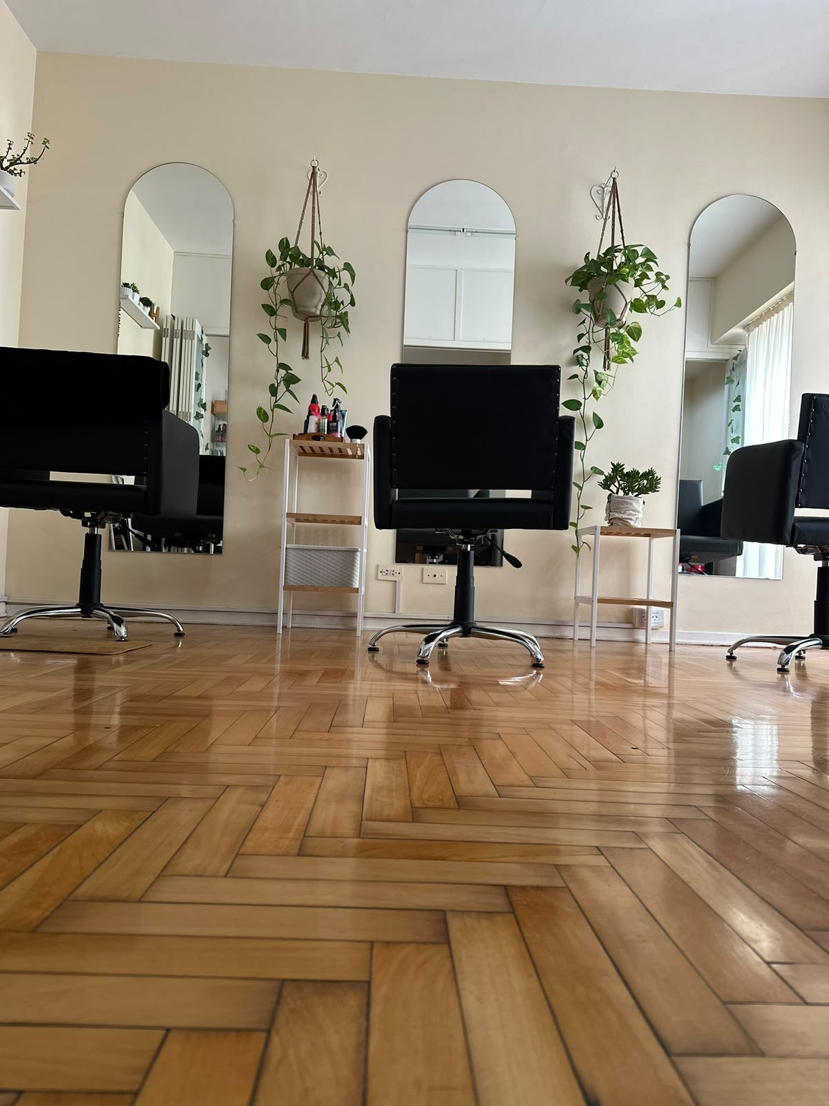 Puestos de trabajo simétricos con espejos arqueados
